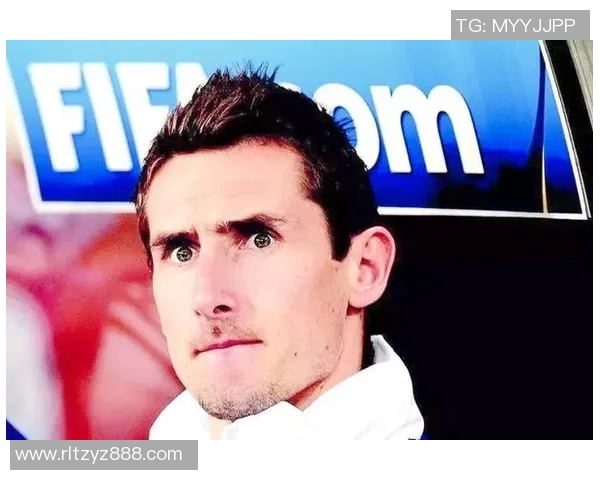 世界足球明星帅气风采大揭秘球场内外的魅力与风格解析